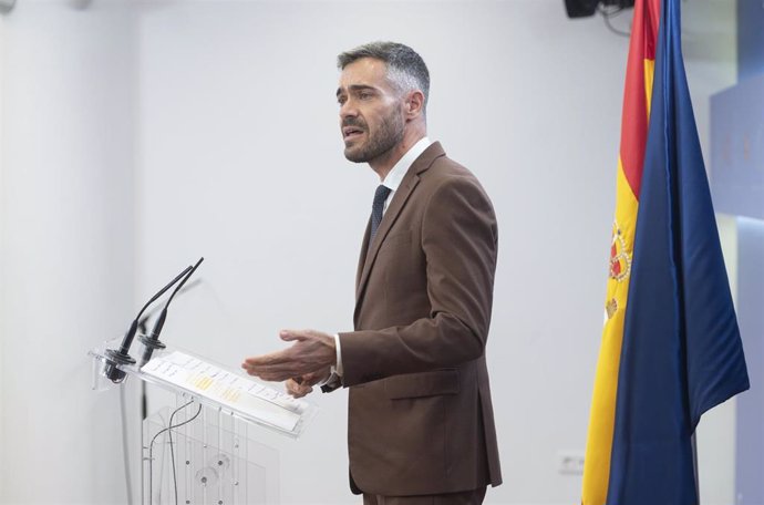 El portavoz parlamentario del PSOE, Felipe Sicilia, en una rueda de prensa en el Congreso de los Diputados, a 29 de octubre de 2021, en Madrid (España)