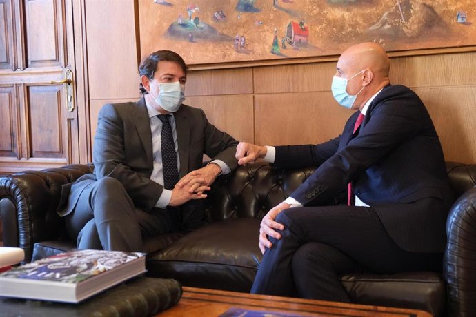 Fernández Mañueco (I) con el alcalde de León, José Antonio Diez (D).