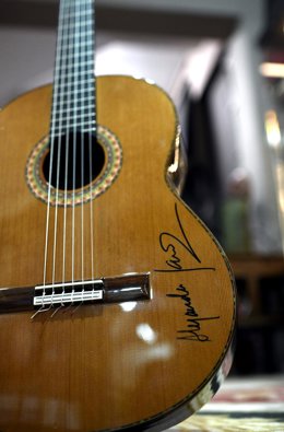 Archivo - Detalle de un autógrafo en una guitarra, en una imagen de archivo.
