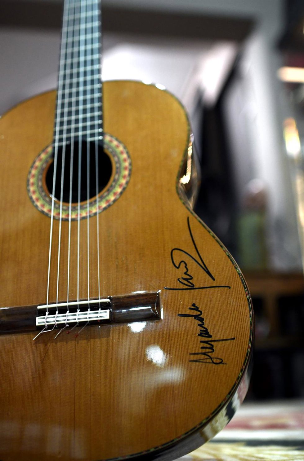 Archivo - Detalle de un autógrafo en una guitarra, en una imagen de archivo.