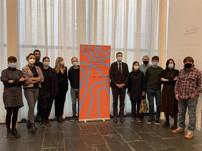 El director general de Cultura, Ignacio Apezteguía, acompañado por responsables del Servicio de Acción Cultural, de representantes de ayuntamientos participantes y de artistas involucrados en Landarte.