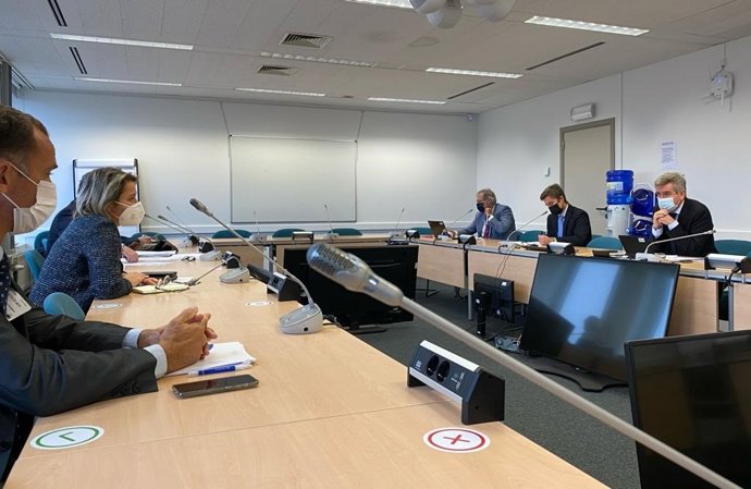 La consejera de Agricultura, Ganadería y Pesca del Gobierno de Canarias, Alicia Vanoostende, en una reunión con el director general de Agricultura de la CE, Pierre Bascou