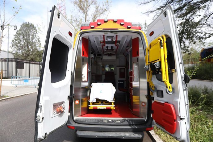 Archivo - Interior de una ambulancia estacionada del Samur-Protección Civil.