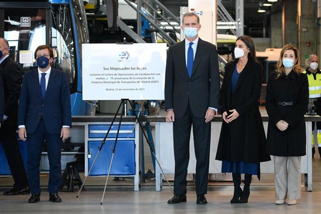 Los Reyes posan junto al alcalde de Madrid, José Luis Martínez Almeida, durante el acto de inauguración de la conmemoración del 75º aniversario de la creación de la Empresa Municipal de Transportes de Madrid, a 15 de noviembre de 2021, en Madrid (España).