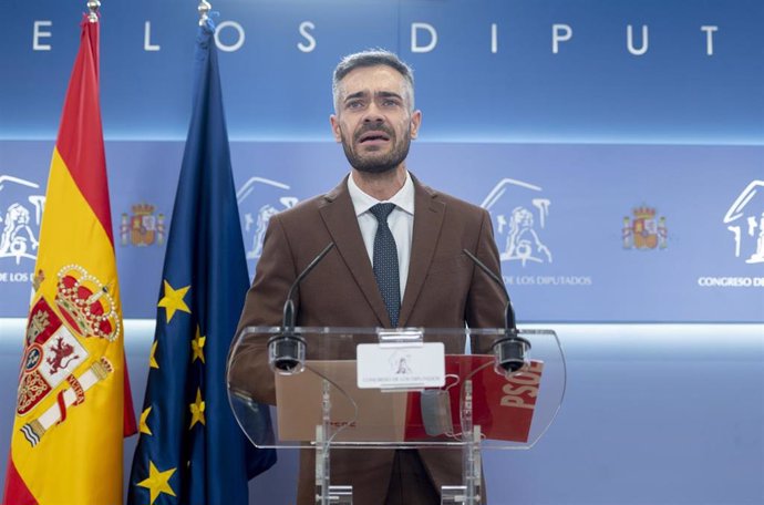 El portavoz parlamentario del PSOE, Felipe Sicilia, en una rueda de prensa en el Congreso de los Diputados, a 29 de octubre de 2021, en Madrid (España)