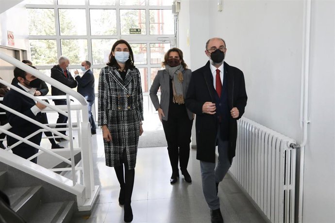 La ministra de Justicia, Pilar Llop; la ministra para la Transición Ecológica y Reto Demográfico, Teresa Ribera y el presidente del Gobierno de Aragón, Javier Lambán, a su llegada a la jornada 'El futuro de la España despoblada', en Teruel.