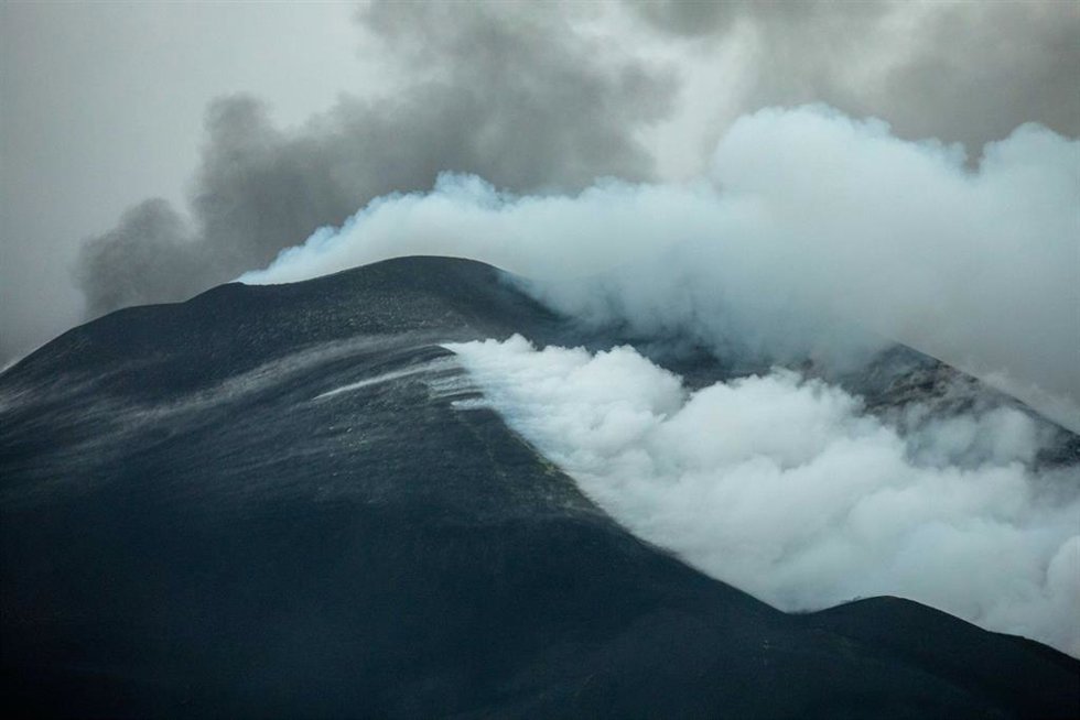 Nube de ceniza que sale del volcán de Cumbre Vieja, a 12 de noviembre de 2021, en Tacande de Abajo, Santa Cruz de Tenerife, Canarias, (España). Según el satélite Copernicus, que ha actualizado el monitoreo de la zona del volcán de La Palma, la lava ya h