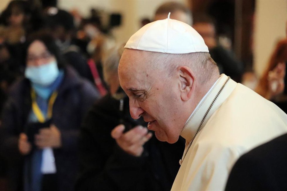 12 November 2021, Italy, Assisi: Pope Francis arrives at the Basilica of Santa Maria degli Angeli in Assisi to meet with representatives of the local Church and also 500 poor people from all over Europe on the occasion of the World Day of the Poor on 14