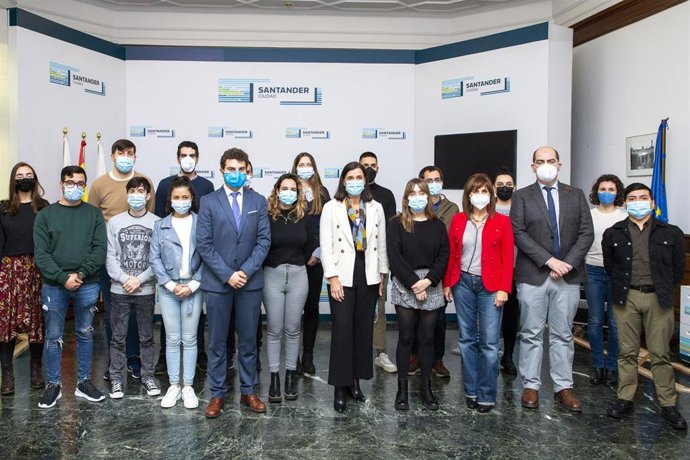 La Consejera De Empleo Y Políticas Sociales, Ana Belén Álvarez,Y La Alcaldesa De Santander, Gema Igual, Mantienen Un Encuentro Con Los Jóvenes Contratados A Través Del Programa De Primeras Experiencias Laborales Del EMCAN