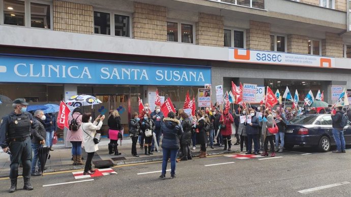 Concentración de representantes de trabajadores de limpieza frente al Sasec