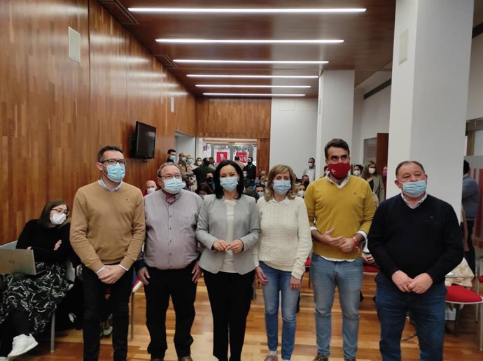 Rafi Crespín (3 izda.), en la sede del PSOE de Córdoba.