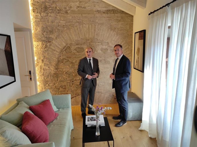 Ángel Pimentel (dcha.) con Javier Velasco en uno de los apartamentos de 'La Ermita Suites'.