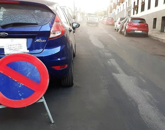 Señales con las que se avisa a los vecinos de los días que está prohibido estacionar para que se realicen labores de limpieza de cenizas