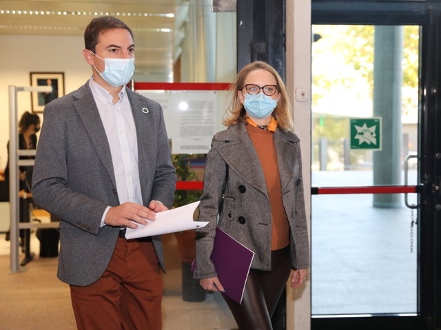 El secretario general del PSOE-M y portavoz socialista en la Asamblea, Juan Lobato, y la portavoz de Unidas Podemos, Carolina Alonso, a su llegada al registro en la Asamblea de Madrid
