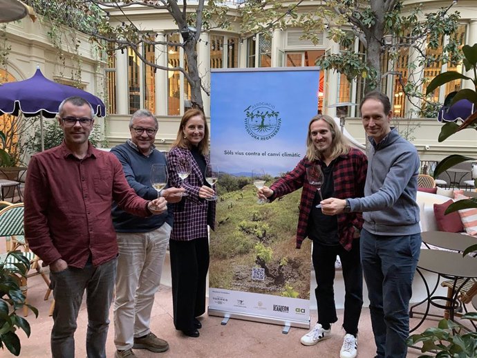 Los integrantes de la junta directiva de la asociación, durante la presentación.