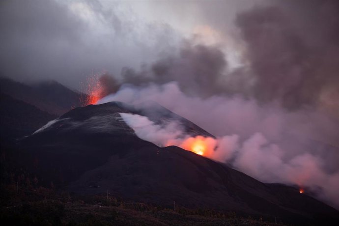 Nube de ceniza y lava que salen del volcán de Cumbre Vieja, a 12 de noviembre de 2021, en Tacande de Abajo, Santa Cruz de Tenerife, Canarias, (España). Según el satélite Copernicus, que ha actualizado el monitoreo de la zona del volcán de La Palma, la l