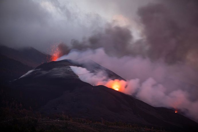 Nube de ceniza y lava que salen del volcán de Cumbre Vieja, a 12 de noviembre de 2021, en Tacande de Abajo, Santa Cruz de Tenerife, Canarias, (España). Según el satélite Copernicus, que ha actualizado el monitoreo de la zona del volcán de La Palma, la l