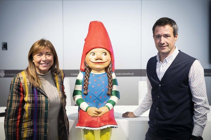 La cnsol major, Conxita Marsol, y el cnsol menor, David Astrié, posando con un menairó.