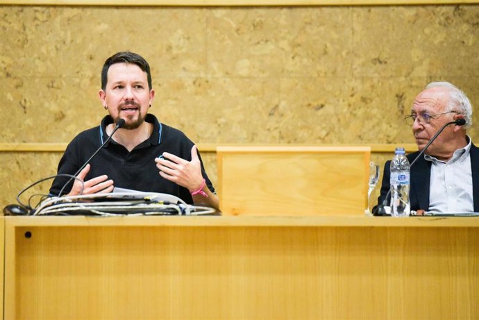 Archivo - El exvicepresidente del Gobierno Pablo Iglesias (i) y el teólogo Juan José Tamayo (d), en el diálogo Política y religión. Un contexto histórico, en el Campus de la Universidad de Alcalá, a 13 de octubre de 2021, en Guadalajara (España).