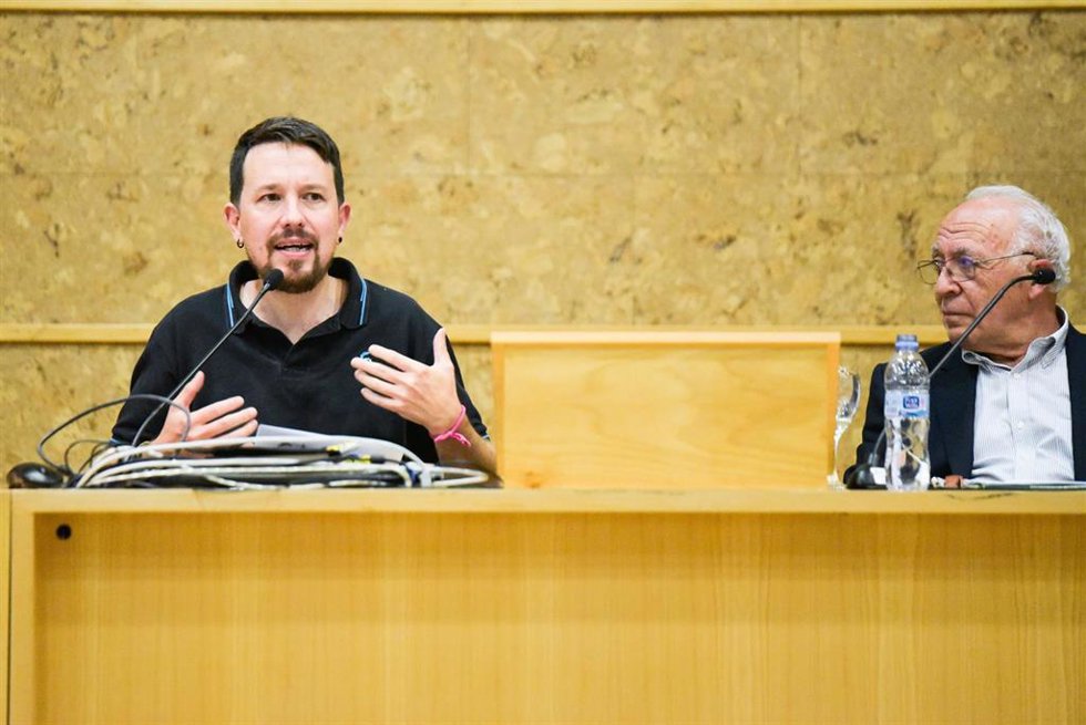 Archivo - El exvicepresidente del Gobierno Pablo Iglesias (i) y el teólogo Juan José Tamayo (d), en el diálogo Política y religión. Un contexto histórico, en el Campus de la Universidad de Alcalá, a 13 de octubre de 2021, en Guadalajara (España).