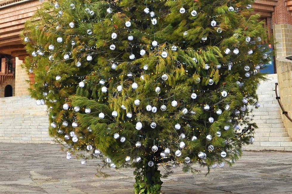 Archivo - Árbol solidario de Navidad en Torreciudad.