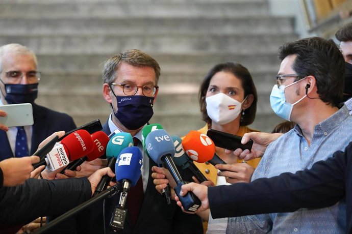 El presidente de la Xunta de Galicia, Alberto Núñez Feijoo, ofrece declaraciones a los medios, después de su reunión con la ministra de Industria, Comercio y Turismo, en la sede del Ministerio, a 15 de noviembre de 2021, en Madrid, (España). Durante la 
