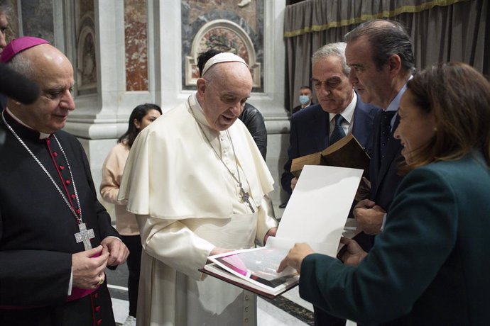 El Papa recibe en el Vaticano al presidente de la Agrupación de Cofradías con motivo del centenario
