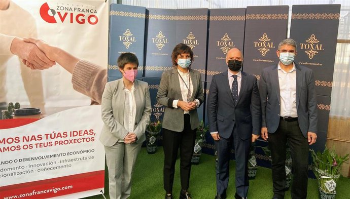 El delegado del Estado en la Zona Franca (segundo desde la derecha) David Regades, tras firmar el protocolo con las alcaldesas de Tomiño y A Guarda, Sandra González y Ánxela Fernández; y el regidor de A Guarda, Antonio Lomba