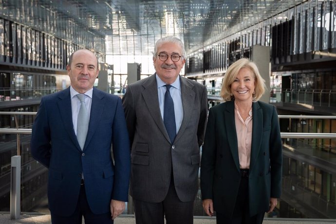 Jose Antonio Fernández Gallar, consejero delegado de OHLA; el consejero delegado de Endesa, José Bogas; y la consejera delegada de Bankinter, María Dolores Dancausa.