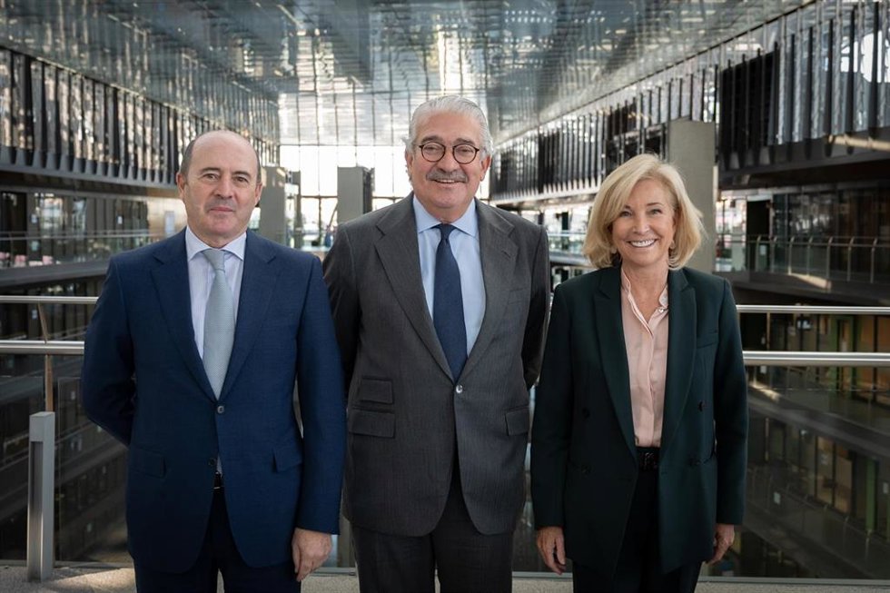 Jose Antonio Fernández Gallar, consejero delegado de OHLA; el consejero delegado de Endesa, José Bogas; y la consejera delegada de Bankinter, María Dolores Dancausa.
