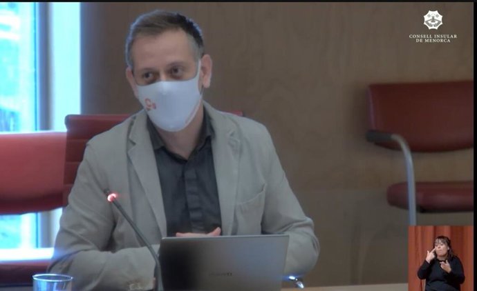 El conseller de Cs en el Consell de Menorca, Eugenio Ayuso, en el pleno de la institución insular.