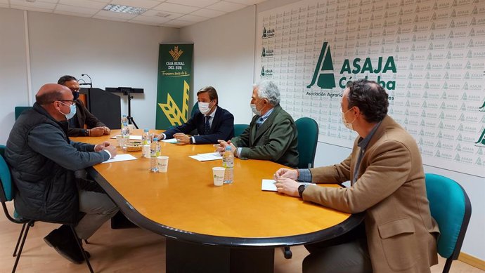 Repullo (centro), en su reunión con Asaja Córdoba.