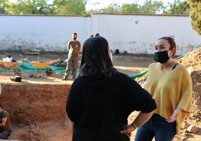 Naranjo (dcha.), durante una visita a los trabajos de exhumación en la fosa del Cementerio de la Salud.
