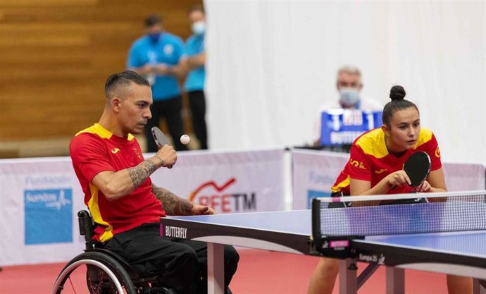 Imagen de un partido de tenis de mesa inclusivo