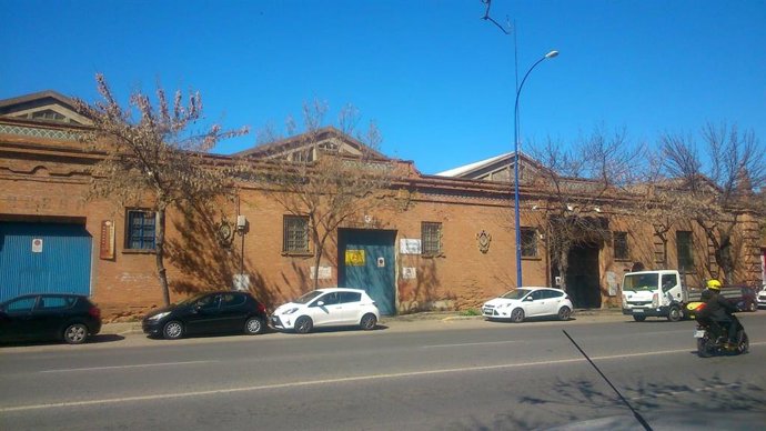 Archivo - Antiguas naves de la avenida de la Raza