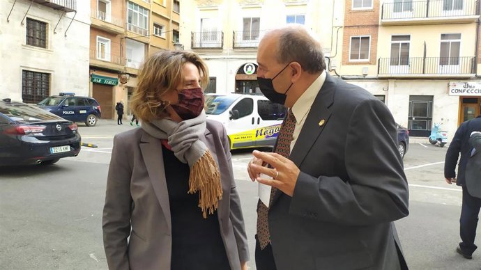El presidente de la DPt, Manuel Rando, habla con la ministra de Transición Energética y Reto Demográfico, Tersa Ribera.