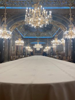 Preparación de la Mesa de Estado en el Palacio Real para la cena de gala que ofrecen los Reyes al presidente de la República de Italia, Sergio Mattarella