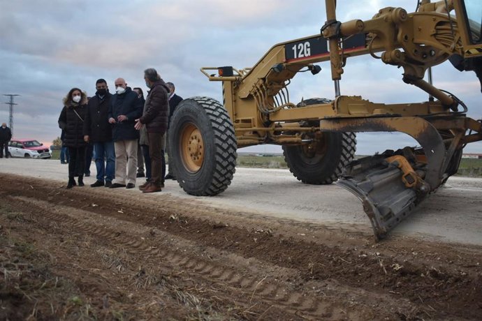 El consejero de Agricultura, Ganadería y Desarrollo Rural, Jesús Julio Carnero, ha visitado obras de acondicionamiento de caminos en Fontiveros (Ávila).