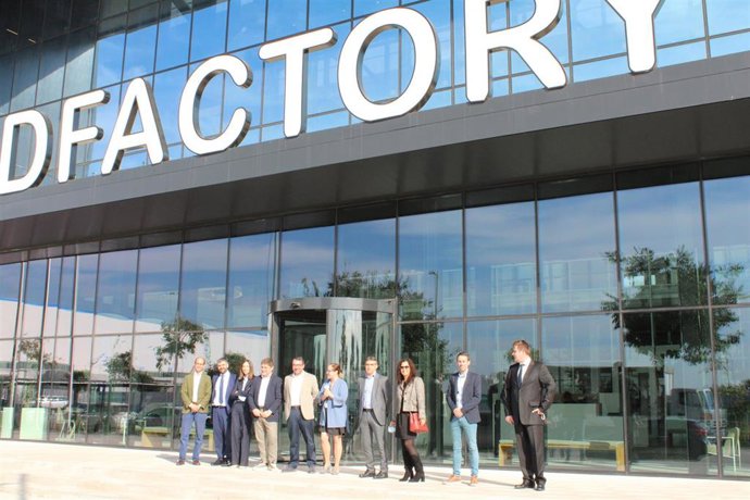 Los representantes de Ferrovial Servicios Medioambiente (Cespa), el DFactoru Barcelona y Leitat, durante la visita.