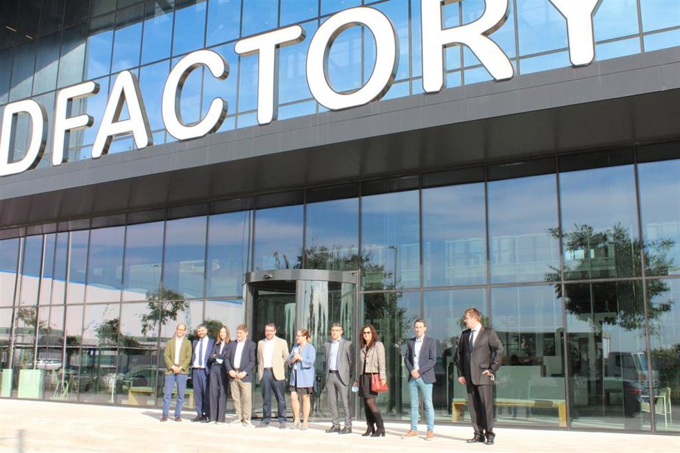 Los representantes de Ferrovial Servicios Medioambiente (Cespa), el DFactoru Barcelona y Leitat, durante la visita.