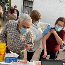 El Área Sanitaria Sur lleva la vacunación a zonas rurales.