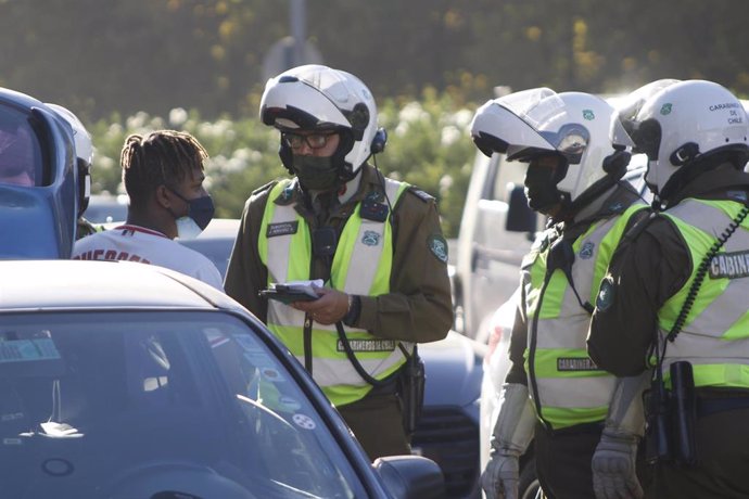 Archivo - Agentes de las Fuerzas de Seguridad de Chile realizando controles en medio de la pandemia del coronavirus.