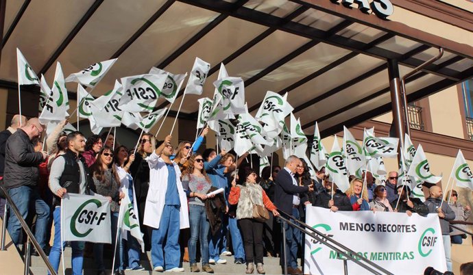 Archivo - CSIF Málaga durante una protesta, en foto de archivo.