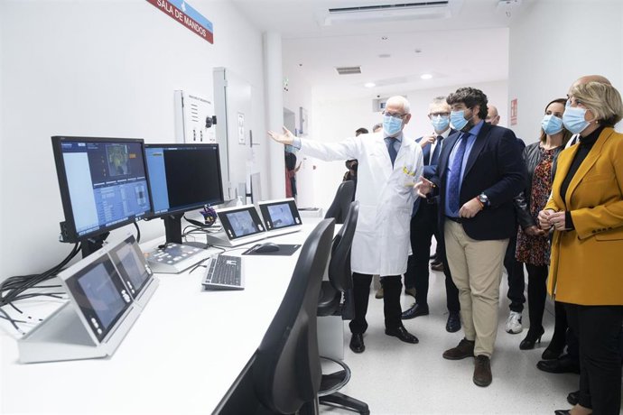 El presidente de la Comunidad, Fernando López Miras, visitó esta tarde el nuevo acelerador lineal del servicio de Oncología Radioterápica del hospital Virgen del Rosell.