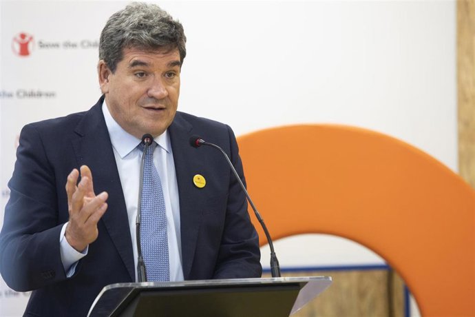 El ministro de Inclusión, Seguridad Social y Migraciones, José Luis Escrivá, atiende a los medios de comunicación durante su visita al Centro de Recursos para la Infancia y la Adolescencia de Save the Children. A 04 de noviembre de 2021, en Sevilla (And