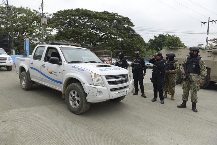 Un grupo de policías en las inmediaciones de la Penitenciaria del Litoral, en Guayaquil, Ecuador.