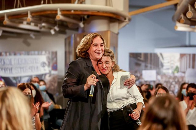 Archivo - La alcaldesa de Barcelona, Ada Colau (i) y la vicepresidenta segunda del Gobierno y ministra de Trabajo y Economía Social, Yolanda Díaz (d), en el encuentro 'El feminismo de la cuarta ola: una nueva generación de derechos feministas', en el Espa