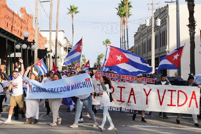 Un grupo de exiliados cubanos pide la intervención militar contra su propio país en una protesta celebrada en Miami.