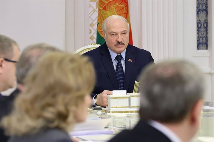 15 November 2021, Belarus, Minsk: Belarusian President Aleksandr Lukashenko chairs a meeting with the working group that is drafting a new version of the Constitution in Belarus. Photo: -/Belrusian Presidency /dpa - ATTENTION: editorial use only and onl