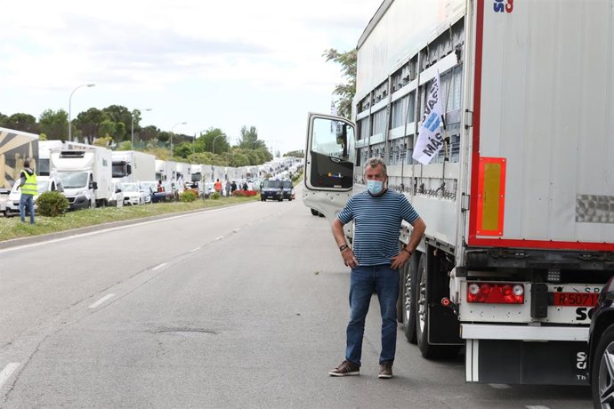 Archivo - Un camionero participa en la caravana de vehículos parte de Feria de Madrid IFEMA 